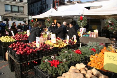 Farmers' Green Market - Shopping for Holiday Trimmings