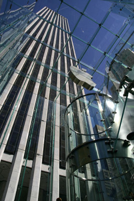 Apple Computer store on the 5th avenue.