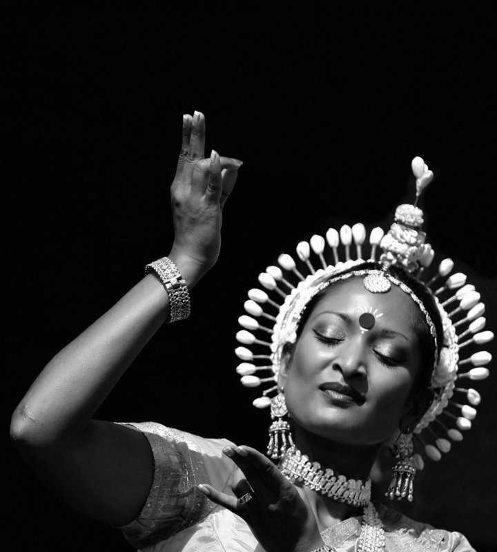 Bharatanatyam dancer (indian temple dance)