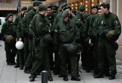 <b>police in serves because of the demonstration</b>