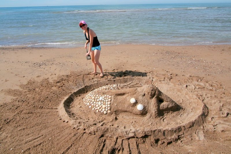 Sexy sandsculptor