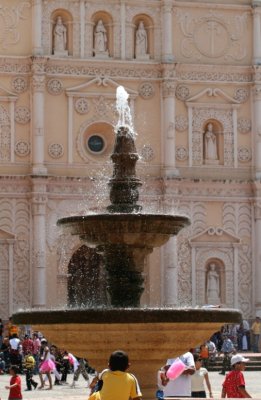 The fountain in front of the Catedral
