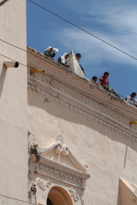 The sisters chose the top of the catedral