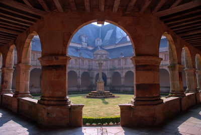 St Anne d'Auray, cour intrieure