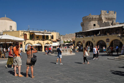 Ippokratous square and Thalasini gate