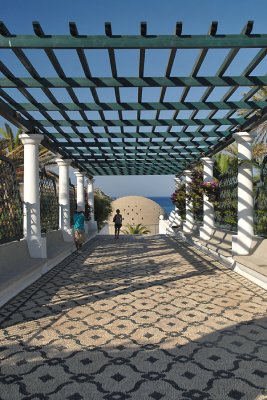 Entrance, in the background the rotunda and the springs