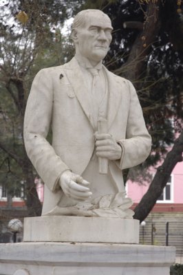 Kirklareli Atatürk monument 0096.jpg