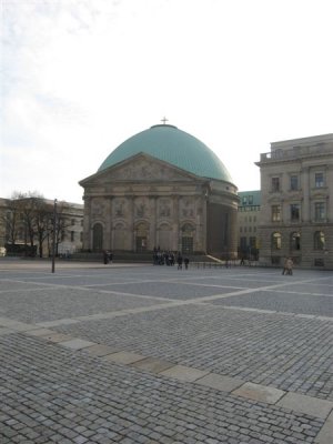 Sankt-Hedwigs-Kathedrale,   (St-Hedwig-Cathedral 1773 giant copper dome overlooks Bebelplatz)