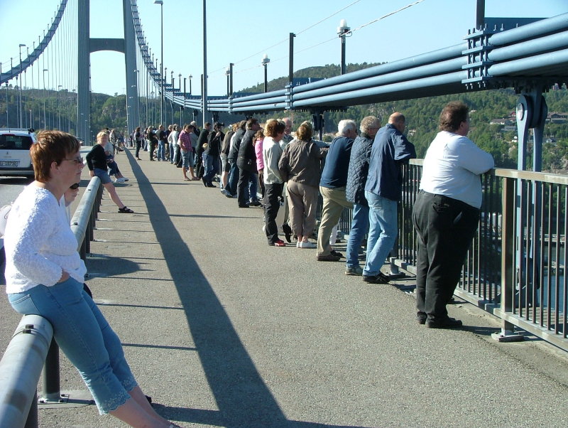 Spectators or possible terrorists ?