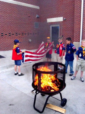 110 Cub scout flag retirement June 13 2007 1 12.jpg