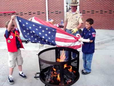 110 Cub scout flag retirement June 13 2007 1 13.jpg