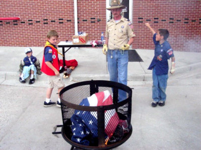 110 Cub scout flag retirement June 13 2007 1 14.jpg