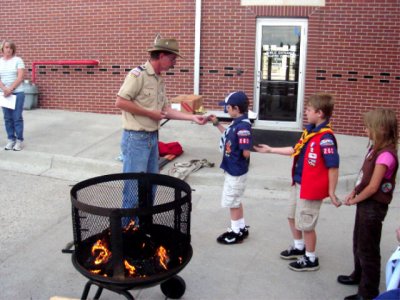110 Cub scout flag retirement June 13 2007 1 16.jpg