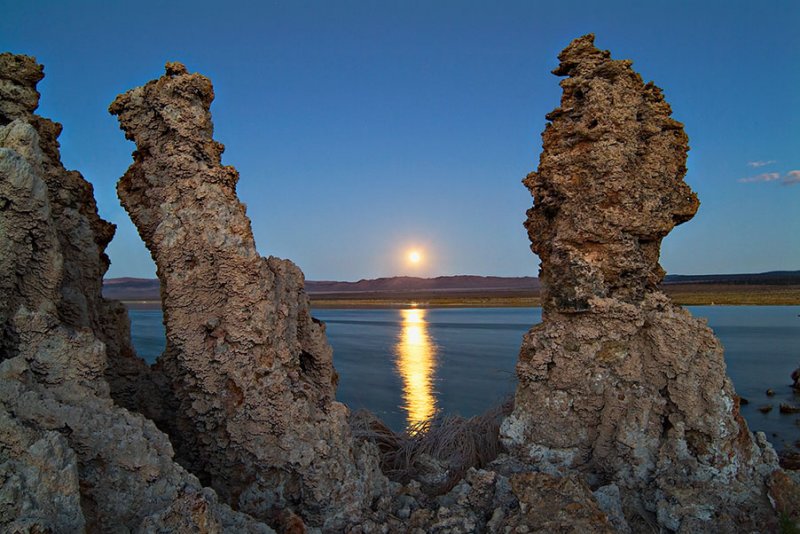 Moonrise at Mono Lake.jpg