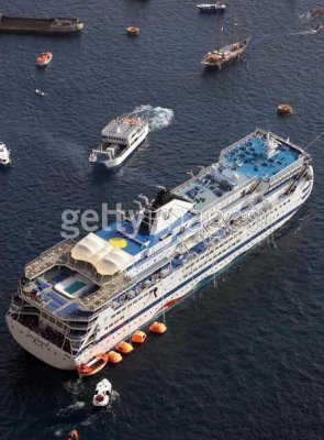 Sea Diamond sinks off the Santorini's coast
