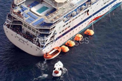 Sea Diamond sinks off the Santorini's coast