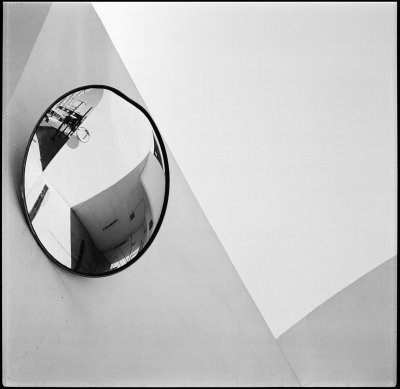 Composition with a round mirror