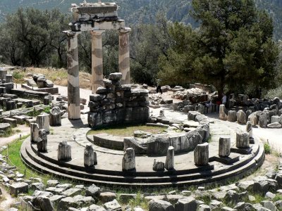 Delphi - Temple of Athena.jpg