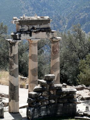 Delphi - Temple of Athena 2.jpg
