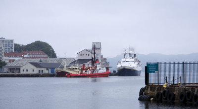 Local fireboat getting under weigh, with M.S. National Geographic Endeavour in background
