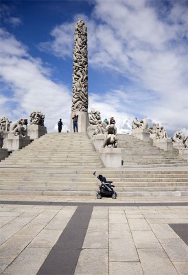 Visitors of all ages enjoy Vigeland Park.