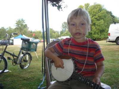 Z playing a wee banjo 084.jpg
