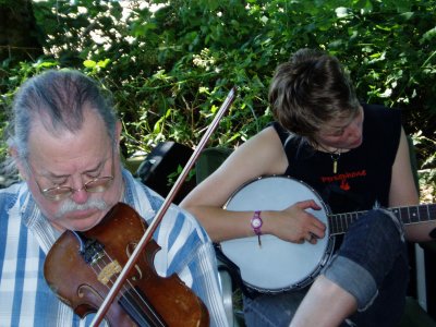 Jack Link fiddles while Tabitha banjos AM 089.jpg
