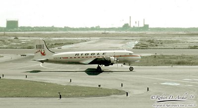 2851 DC-4 N33679 Riddle.jpg