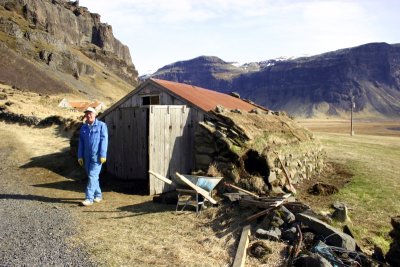 Npsstaur, laying the grass on the roof