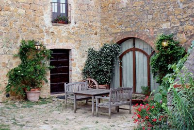 Courtyard of the Agriturismo Cretaiole.jpg