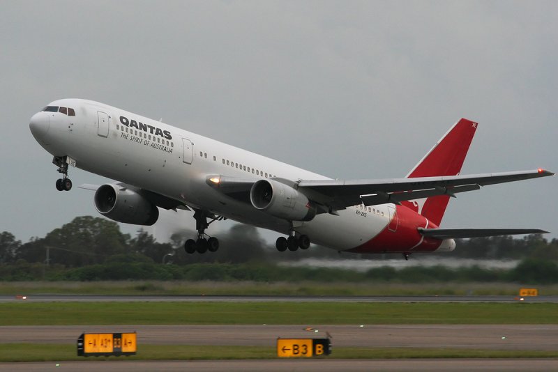 VH-ZXE - QANTAS 767 - Brisbane 16 Feb 07