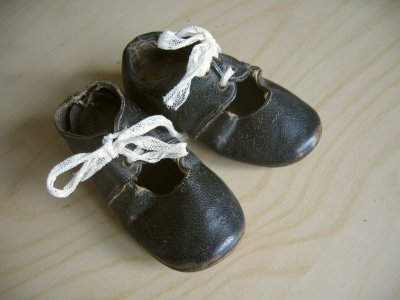 1894-Linna's first shoes
