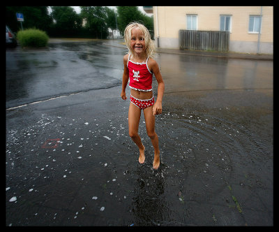 Frida playing in the rain - Vimmerby 2006