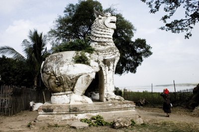 I liked especially guardian lions with plants growing on them