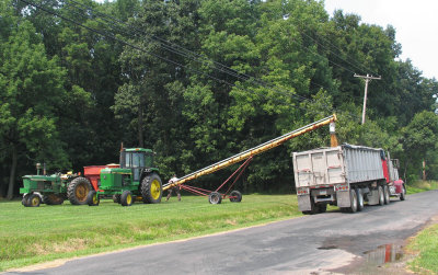 Loading up the soybeans (2006 crop) . . .