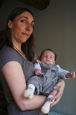 Maman et Florian dans ses premiers habits (0636)