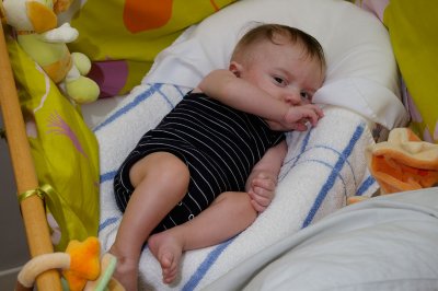 Baptiste dans son lit (P1089)