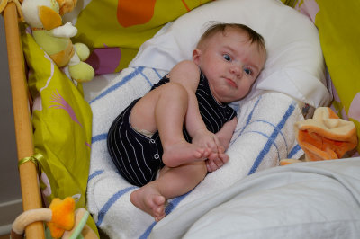 Baptiste dans son lit (P1090)