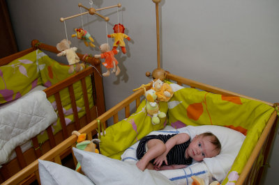 Baptiste dans son lit (P1098)
