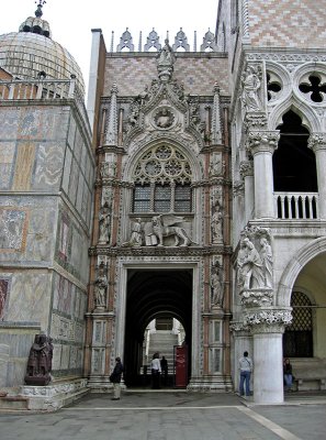 Palazzo Ducale, Porta della Carta .. 2860