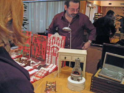 Giacomo ispeziona il suo tavola  .. 1334MiniB - Creazioni in miniatura, Italia