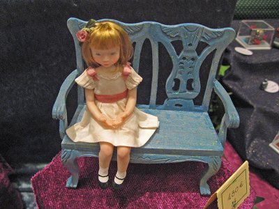 Mini ragazzina seduta su una mini panchina .. 1450Celidonia, ItaliaArtista: Daniela Messina