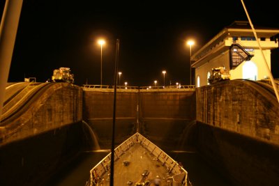 Miraflores Lock 1, Ready to Lift