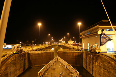 Miraflores Lock 1, Lifted