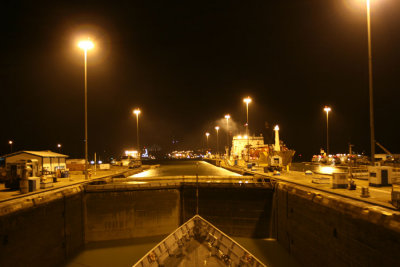 Miraflores Lock 2, Ready to Lift