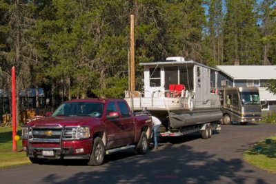 zP1010299 Caleb disconnects houseboat trailer from pickup.jpg
