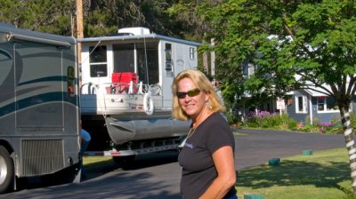 zP1010304 Stephanie houseboat and SanSuzEd campground office.jpg