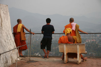 Monks sightseeing on Phu Si