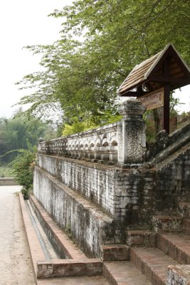 Temple at base of Phu Si