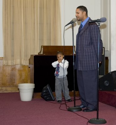 ManLeadingPrayer_0073.jpg
